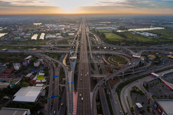 空中高速路口从鸟瞰图繁忙的高速公路公路形状图片