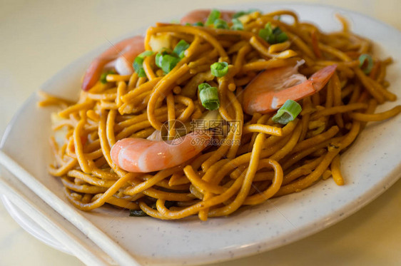 中餐美味虾捞面在餐厅图片