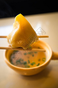 正宗中餐馄饨汤配葱图片