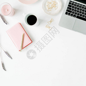 平躺时尚女家庭办公室工作区笔记本电脑粉红色茶壶日记金笔和夹子顶视图图片