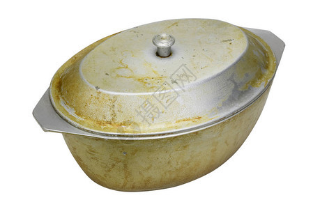 烤鸭或烧鸭的肥和铝制老脏煎锅被隔背景图片