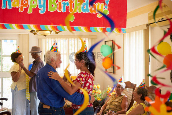 一群老朋友和家人在养老院庆祝老人生日快乐的老人在临终关怀聚会图片
