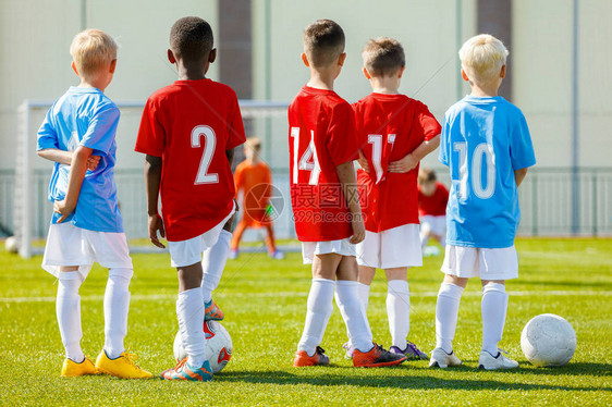 儿童足球训练执教青年足球小男孩在球图片
