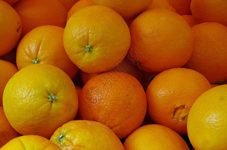 为市场展示堆积的橙色脐橙图片