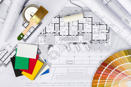 蓝图上带有粉刷工具和调色板的施工计划顶视图图片