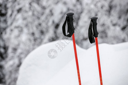 两根红滑雪杆的把手柄紧连在一起山图片