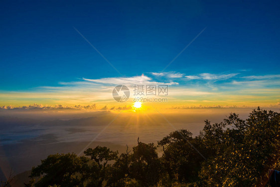 山地景观日出前方有浓雾图片