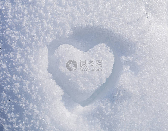 冬天雪中画的心图片