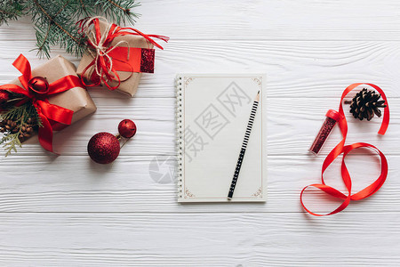 圣诞礼物笔记本铅笔和白图片