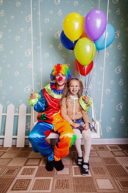 可爱笑的小女孩和小丑气图片