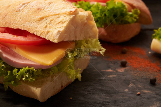 木桌上的长棍面包三明治图片