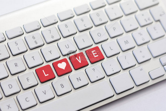 爱在白色键盘上用心素描写字图片