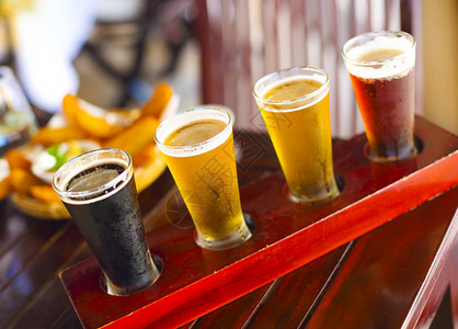 四种啤酒啤酒品尝麦芽酒波特啤酒拉格啤酒图片