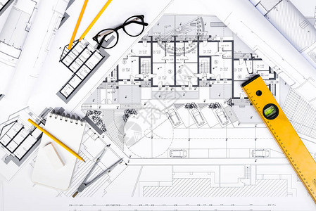 蓝图上带有平板电脑绘图和工作具的施工计划顶视图图片