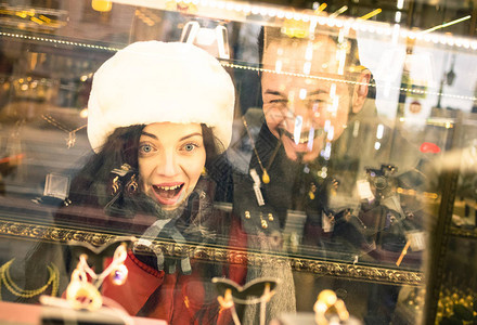 现代潮人夫妇在冬季布上购物图片