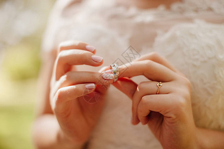 新娘手中的结婚戒指宏图片
