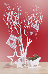 带有树枝和装饰品的现代主题红白主题圣诞餐桌并应用了淡化的复古图片