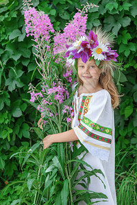 年轻女孩手花圈绿色植物围巾装饰背景图片