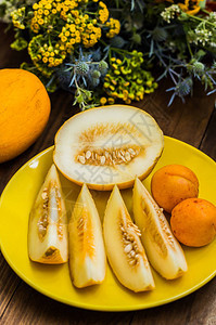 新鲜和成熟的甜瓜木制图片