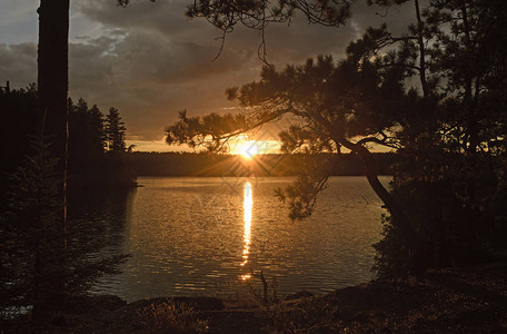 安大略克蒂科省公园艾格尼丝湖日落图片