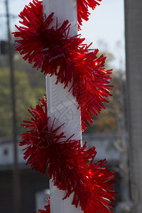 红色圣诞花环缠绕在杆子上图片