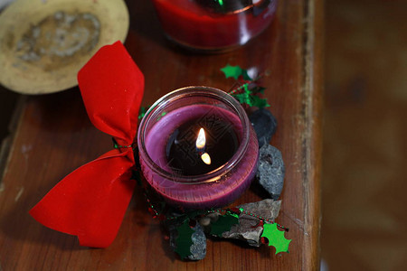 紫色蜡烛和圣诞装饰品图片