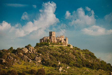 美丽的西班牙城堡在山上顶有惊图片