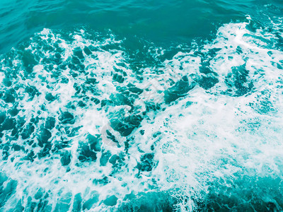 蓝色绿松石海背景中的泼水图片