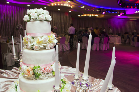 鲜艳的婚礼蛋糕白蜡烛在餐馆内地模图片