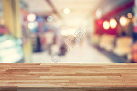 空木桌和模糊背景显示蒙太奇广告和产品在百货商店购物散图片
