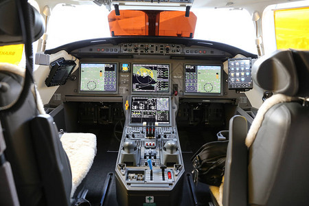喷气式飞机驾驶舱内的控制图片