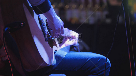 吉他手在夜总会远光台演奏音图片