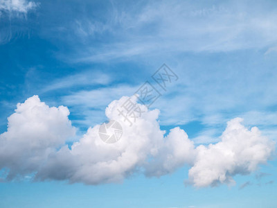 生动的蓝天与散落的云彩图片