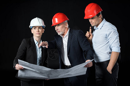专业男女建筑师小组背景图片
