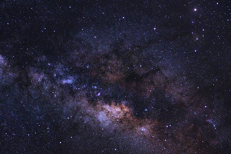 银河星系与宇宙中的恒星和空间尘埃的近距离密闭图片