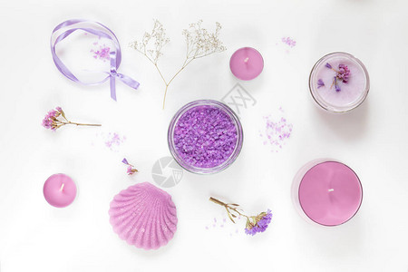 水疗产品薰衣草浴盐干花肥皂化妆霜和蜡烛紫色的概念平躺在白色背背景图片