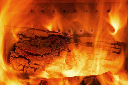 火柴在壁炉里燃烧图片