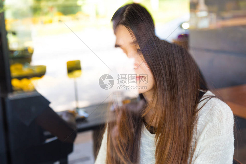 年轻的亚洲女自由职业者早上通过镜子在电脑前在线工作图片