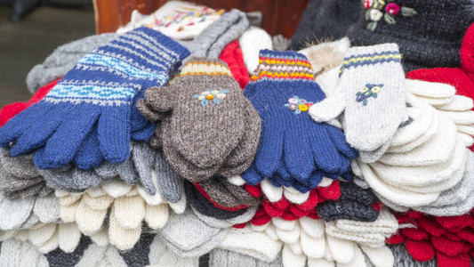 市场上有一群手工制作的多彩编织袜子手套图片