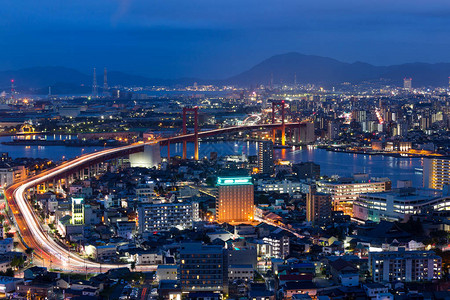 日本夜间的北九州天际线图片