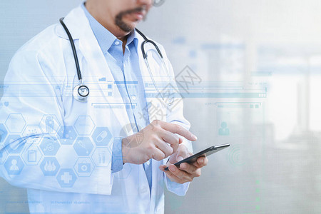 医疗技术概念医生手与具有医疗图表接口多通道连接白色背景的现代智能图片