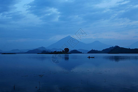 夜晚带湖山的美丽自然景观夜里图片