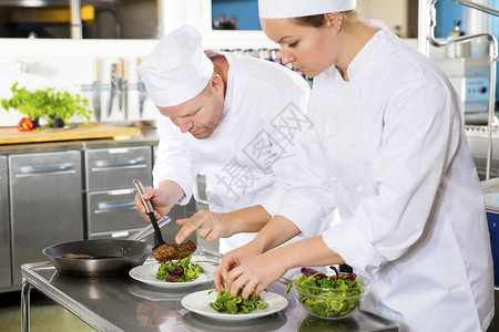 专业厨师在美食餐厅或酒店的专业图片