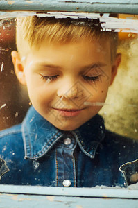 孩子开心的脸一个可爱的孩子的肖像短发和棕色的小男孩美丽的小男孩七岁戴着帽子和牛仔衬衫合影图片