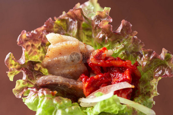 韩国肉类和蔬菜的热菜图片