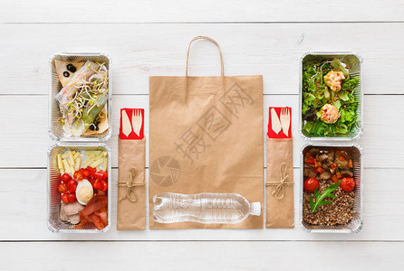 健康的餐厅食物厨师准备饮食每日送餐铝箔盒餐具和包装中的健身营养蔬菜肉类和水果顶视图平躺带复制空图片