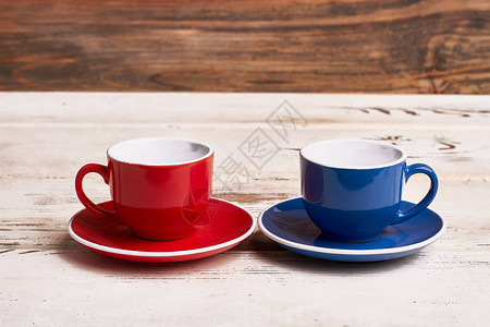 木质背景的空杯子红色和蓝色杯子图片