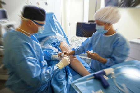 手术室的医生正在做静脉手术图片