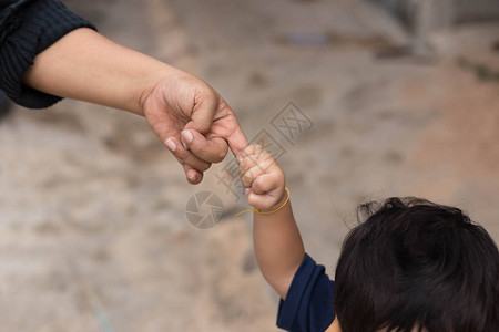 小孩外出时握着她母亲图片