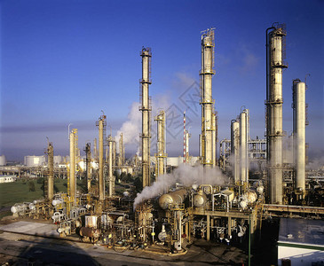 炼油厂鸟瞰图背景图片
